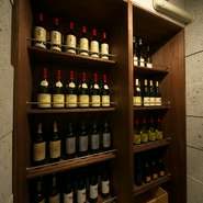 料理の相性に合わせてセレクトできる充実のワインは、温度管理をしている専用ルームで大切に保管。フランス・イタリア・スペインのワインを中心に様々なタイプ・価格帯のワインを取り揃えられています。