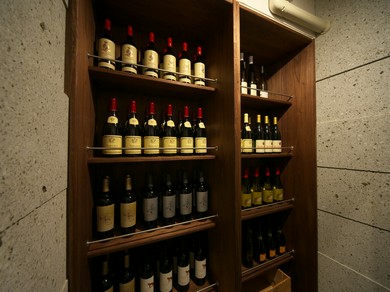 常時60〜70種のワインを専用のルームにストック