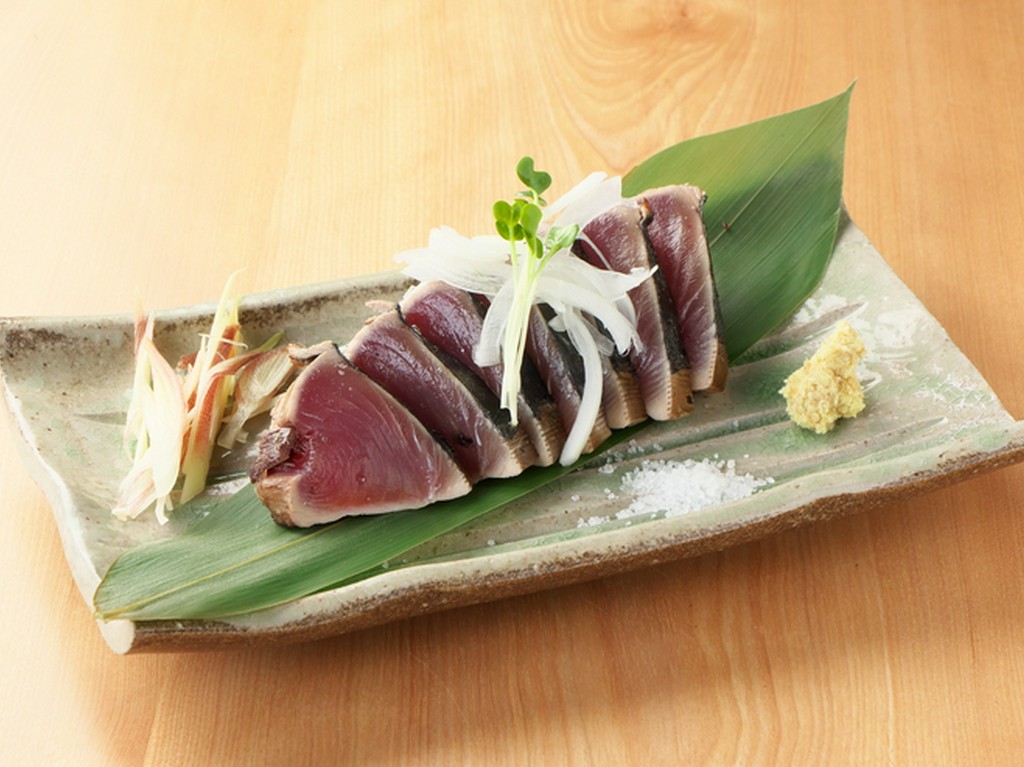 人気No1、豪快な炎で焼き上げる看板メニュー『かつお塩たたき』