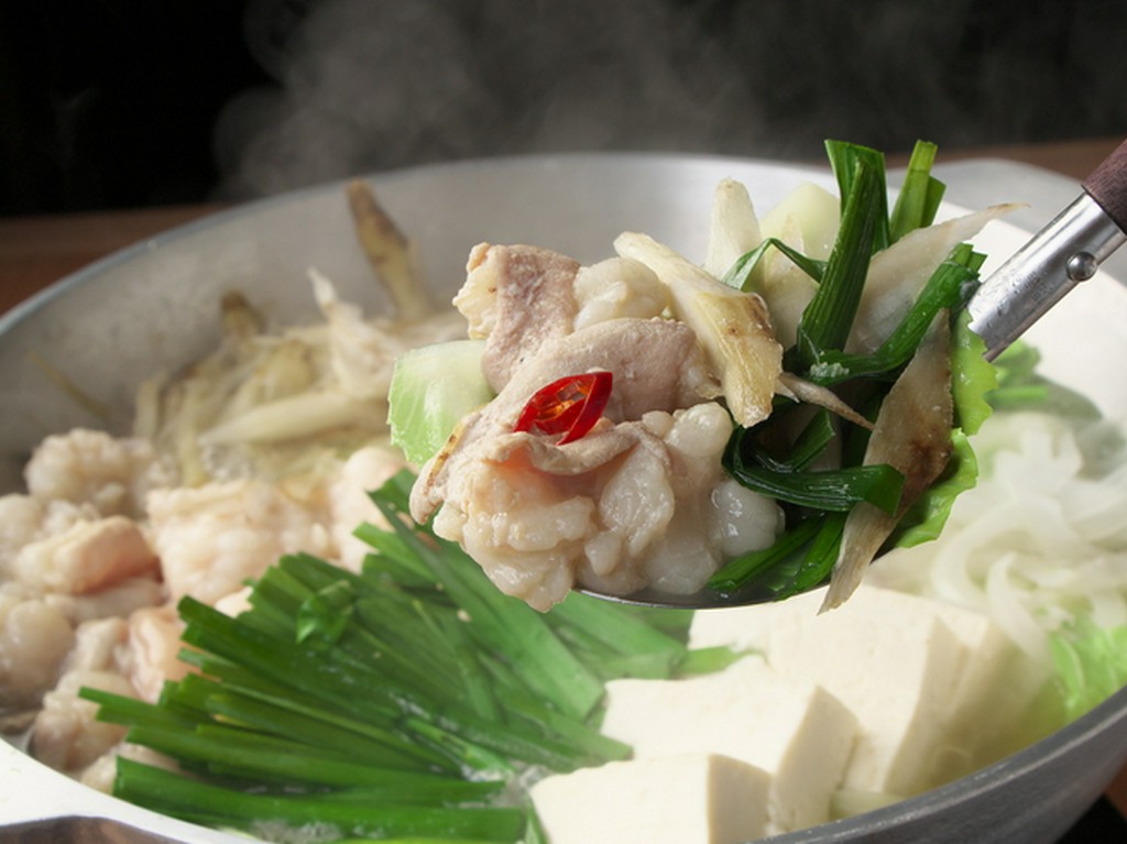 地場産の新鮮な生もつを使い、こだわりのスープで味わう『白の牛もつ鍋』