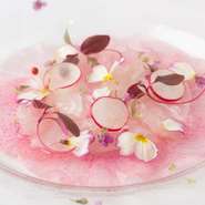 季節を意識して、旬のものを併せるという手法が自慢。前菜の『桜鯛のカルパッチョと紅芯大根 サクラ風味のヴィネガーソース』もその一つ。　桜は食用桜を使用した春らしい一品です。
