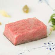 毎回、違う産地の黒毛和牛を堪能できます。にんにく・西洋わさび・青トマトジャムの3種のソースで、ミディアムレアの焼き加減。ルッコラ・レモンにデュッカスパイスをきかせた添え野菜と共にどうぞ。
