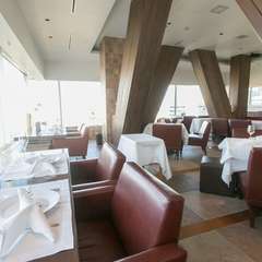 明るい雰囲気のテラス席で、至福のひと時を