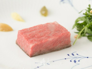 肉本来の良さを満喫できるミディアムレアの『ビステッカ』