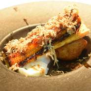 アロマフレスカでは穴子を使う料理が多数ありますが、こちらは新作のお料理です。穴子の表面に甘いマルサラ酒を塗り、蒲焼のようにカリッと焼き上げました。夏トリュフの華やかな香りをお楽しみいただけます。