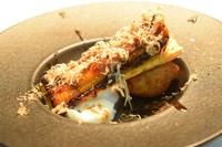 アロマフレスカでは穴子を使う料理が多数ありますが、こちらは新作のお料理です。穴子の表面に甘いマルサラ酒を塗り、蒲焼のようにカリッと焼き上げました。夏トリュフの華やかな香りをお楽しみいただけます。