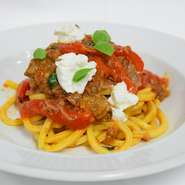 手打ちパスタ、キタッラを用いたパスタ料理。仔羊のスペアリブと赤パプリカの煮込みソース。リコッタチーズとマイクロバジル添え。柔らかく煮込んだラグーソースにスパイスが香ります。