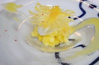 夏らしい爽やかなドルチェ。パイナップルとパッションフルーツの果肉に、ココナッツのジェラートを乗せ、太陽のようなパイナップルのスライスで飾りつけをいたします。
