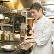 たくさんのお客様に料理を美味しく、そして楽しく召し上がっていただきたいと考えています。そのため、盛り付けなどの見た目や食材の風味も重視。五感で味わってほしいです。
