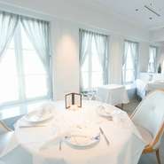 店内には大きな窓からまばゆい陽射しが差し込み、洗練された落ち着きのある空間です。清潔感もあるので、大切な方との記念日のお祝いなど、特別なデートにも最適。
