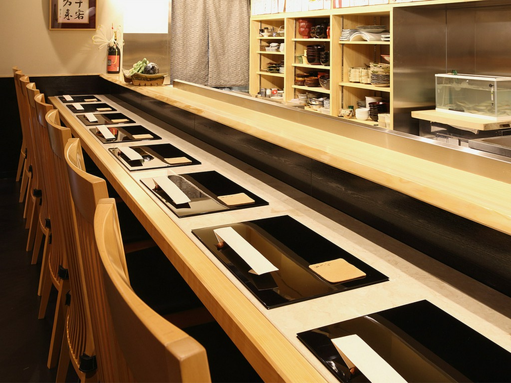 料理の美しさが際立つ、白木を使ったシンプルなカウンター席