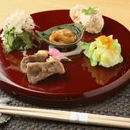 調理長が食材との相性を吟味し、献立に合わせて厳選された日本酒が常時6種類ほど。グラスワインも4種用意されており、和食とワインの意外な好相性に思わず笑顔がこぼれます。