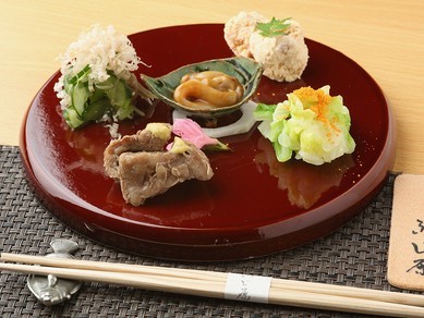 日本酒に合うよう、工夫の凝らされたお品書きが充実