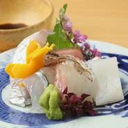 地元の魚と全国から選りすぐりの魚介類を6～7種類、贅沢に盛り合せた一皿です。師崎、日間賀島などの漁港にあがる新鮮な魚介類を味わえます。写真はまぐろの中トロ・さわら・太刀魚・サヨリ・桜鯛・すみいか。