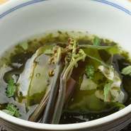 季節の魚を蒸し、地元で採れた「わかめ」をたたいて葛餡に散らした趣きあふれる一品。フワッと蒸された甘鯛が至福の食感です。筍も地元産で、旬の季節ならではの味わいです。