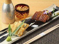 身の締まった天然物をふんわりと仕上げた『うなぎの二色焼』