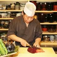 季節の美味しいものをお召し上がりいただけるよう、食材集めに力を入れています。お客様がお食べになりたいものを瞬時に出せるよう、心掛けておりますので、気軽にお声がけください。