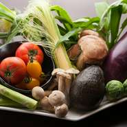 【鉄板キッチンcona】で味わう、全国各地から取り寄せる旬野菜