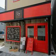 他の店が入っていない戸建てなので、賑やかに楽しむことができます。2階のテーブル席は、15名以上であれば貸し切りも可能。コース内容なども相談に乗ってくれるので、予約時に確認してください。
