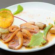 店で使用している土佐赤牛は、他の牛肉に比べ、赤身が美味しいのが特長です。四万十ポークやはちきん地鶏、明石で水揚げされる魚介などを含め、全体的にヘルシーで、こだわって仕入れ続けている食材たちです。