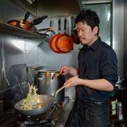 お客様には、美味しいと思っていただくことはもちろん、楽しんでいただけたら、という思いで料理をつくっています。そのため、珍しい料理や、本日のオススメで、思いついたものをつくるなど、工夫を凝らしています。
