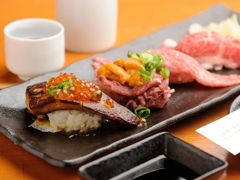 肉寿司食べ比べ（フォアグラ・A5神戸牛・黒毛和牛・生うに牛肉巻き）