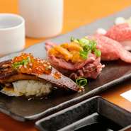 神戸牛炙り寿司、黒毛和牛炙り寿司、フォアグラの握り寿司、生うに牛肉巻きを1貫ずつお召し上がりいただける4貫セット。極上の旨味をお届けします。
