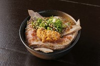 ローストビーフ丼に生うにをアレンジ。自家製ローストビーフと雲丹の絶妙なバランスが味わえます。