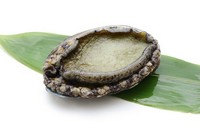 生けすから取り出した生きたアワビを網の上で焼く浜焼きや、新鮮でコリコリの食感を味わえる刺身。お好みでお選びください！ 