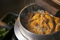 釜で炊くウニの炊き込みご飯。炊き立てのご飯とふっくらとしたウニの絶妙なバランスを味わっていただけます。薬味といっしょにお召し上がりください。