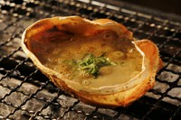 焼き網の上で、ぐつぐつと焼き上げる濃厚な「ずわい蟹」のかに味噌を味わってください。 