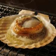 焼き網の上で、ぐつぐつと焼き上げる濃厚な「ずわい蟹」のかに味噌を味わってください。 