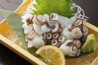 生けすで泳ぐ明石蛸を手早くさばいてご提供。究極の鮮度と明石蛸ならではの旨味を味わってください。