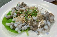 活きた小ダコを食べやすく刻み、食感と鮮度をそのままお楽しみいただけます。コチュジャンピリ辛ダレ「チョジャン」と香ばしい「ごま油塩」2種類のタレをご用意しました。生簀ならではの味わいをご堪能ください。
