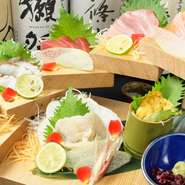 北海道、青森、宮城、長崎、和歌山をはじめ日本各地の漁港から仕入れた選りすぐりの鮮魚をお召し上がりください。
