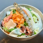 キムチや野菜を山盛りに、エビ・タコ・イカ・鯛・ホタテなど海の幸を豪快に盛り込んだ海鮮たっぷりチゲ鍋。鶏もも肉の旨みがスープを引き立てます。「海賊」の名にふさわしい豪快な味わいをお楽しみください。