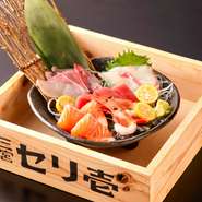 北海道、青森、宮城、長崎、和歌山をはじめ日本各地の漁港から仕入れた選りすぐりの鮮魚をお召し上がりください。