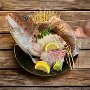 新鮮な鯛(タイ)を華やかに盛り付けた「鯛の姿造り」、香ばしく揚げた「鯛の唐揚げ」、そして旨み溢れる出汁が染みわたる「鯛の漁師汁」。鯛の旨味を存分に味わえる贅沢な鯛づくしのセットです。