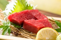 「衝撃のまぐろフェア」で人気だった本まぐろをグランドメニュー化。黒マグロの濃厚な味わいを堪能いただけます。