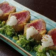 刺身でも食べられる新鮮な本まぐろを、絶妙な火入れで外はサクッと、中はレアに。高温で一気に揚げることで旨味を閉じ込めた、まぐろの魅力を最大限に引き出した一皿です。