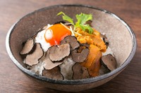 拘りの濃厚卵とウニ、スライスした黒トリュフと特製出汁でお召し上がりいただく究極の卵かけご飯。トリュフと卵かけご飯の相性抜群! 