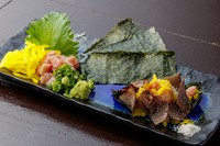 黒トリュフとトロたくの贅沢な組み合わせをお召し上がりください。オーソドックスな『トロたく』は手巻きにして醤油で。贅沢三昧の『黒トリュフのトロたく』はシャリを合わせ手巻きにしてトリュフ塩や醤油で。