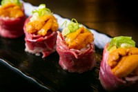 北海道直送の生うにを牛肉で巻きました。極上の旨味を体感してみてください！ 