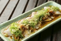 ピリッとした辛さが食欲をそそり、やみつきになる料理。セリに使用される魚は日替わりで内容は変わります。