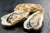 大きくて濃厚クリ―ミィな生牡蠣！生きた牡蠣を北海道から直送し、生けす保管しています。浜焼or生牡蠣としてお召し上がりください。 瀬戸内がシーズンの時期は広島産や兵庫相生産が入荷します。