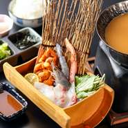 北海道直送の生うにを惜しみなく使用し、和食の匠が出汁から拘った「うにスープ」で、ずわい蟹刺し、天使の海老刺身、鯛またはカンパチの刺身をしゃぶしゃぶしてお召し上がりください。うにスープで作る雑炊は絶品。