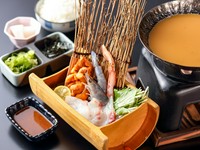 北海道直送の生うにを惜しみなく使用し、和食の匠が出汁から拘った「うにスープ」で、ずわい蟹刺し、天使の海老刺身、鯛またはカンパチの刺身をしゃぶしゃぶしてお召し上がりください。うにスープで作る雑炊は絶品。