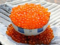 ミニサイズは2398円、メガ盛りは6138円。盛り上がり度No.1間違いなし！名物「ワッショイ！バカ盛りイクラこぼれ丼」。予想を上回るスペシャルな演出と共にをお楽しみください