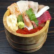 お昼の特別海鮮丼（ランチ限定15食）★味噌汁サービス