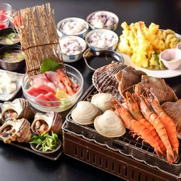 活サザエ、活ホタテ、活白はまぐり、など巨大水槽から鮮度抜群のままテーブルで焼いていただきます　